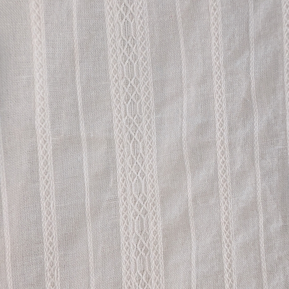 Sleeveless White Button-Up Blouse - Picture 3 of 9